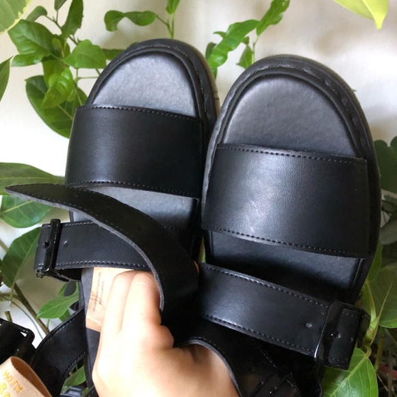 Sandals_&_Flip_Flops